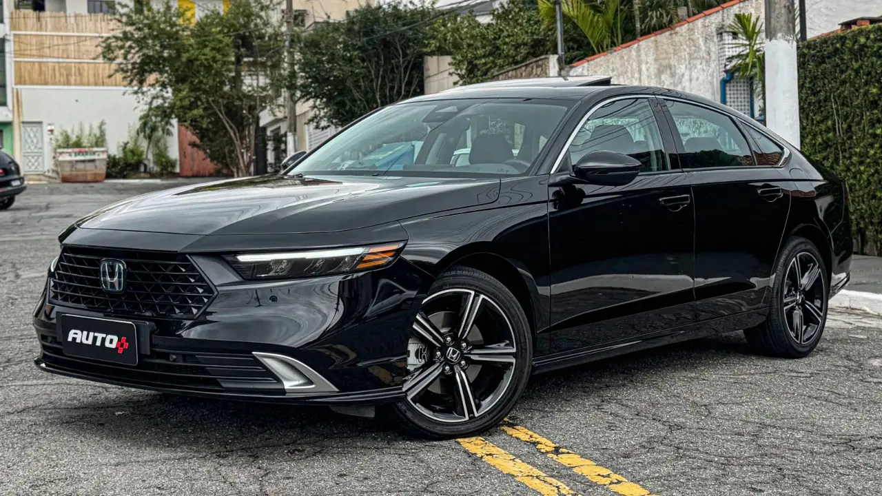 Honda Accord 2026 estático na cor preta para avaliação