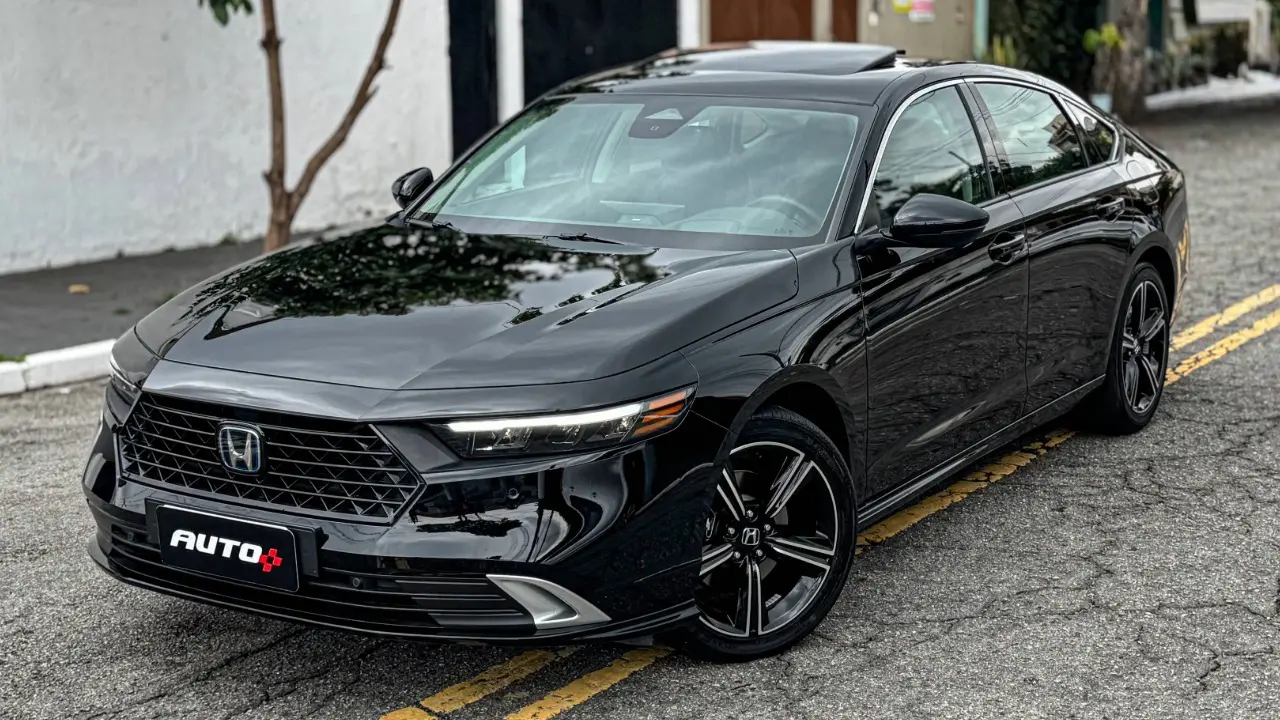 Honda Accord 2026 estático na cor preta para avaliação