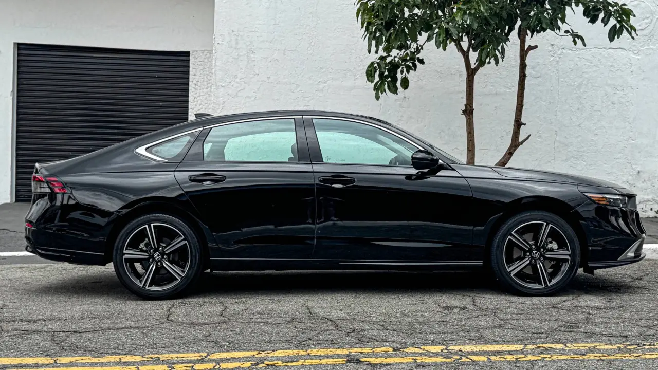 Honda Accord 2026 estático na cor preta para avaliação
