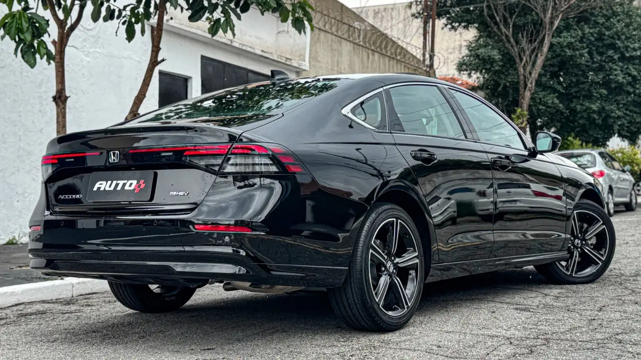 Honda Accord 2026 estático na cor preta para avaliação