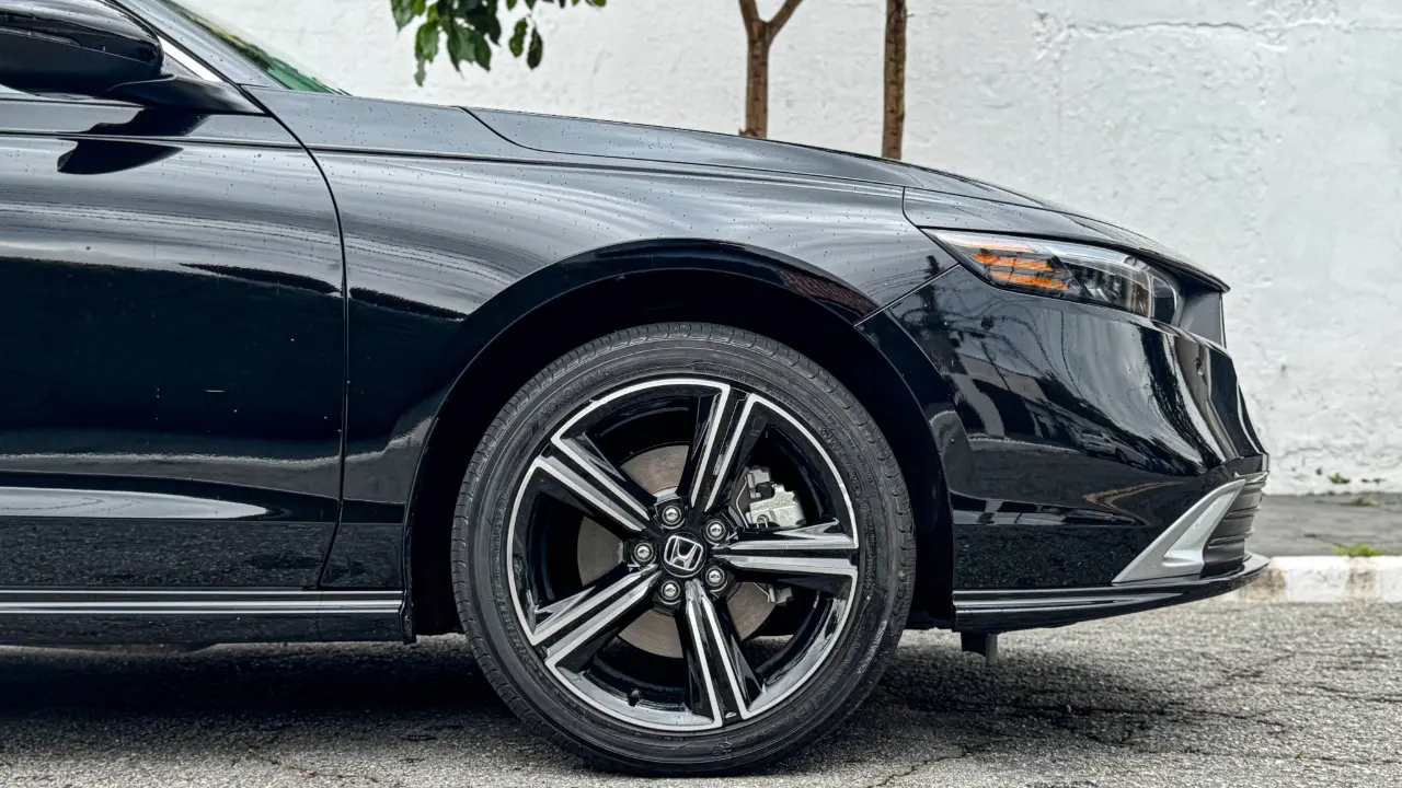 Honda Accord 2026 estático na cor preta para avaliação