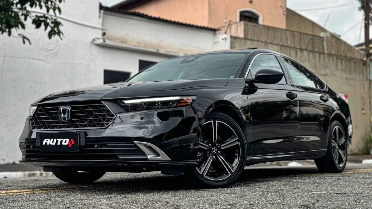 Honda Accord 2026 estático na cor preta para avaliação