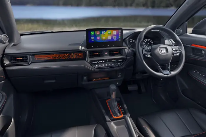 Cabine do Honda Elevate ADV com detalhes em laranja