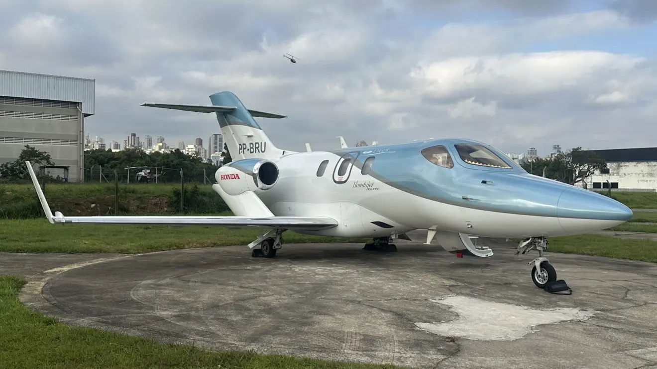 Honda Jet branco e azul parado de frente