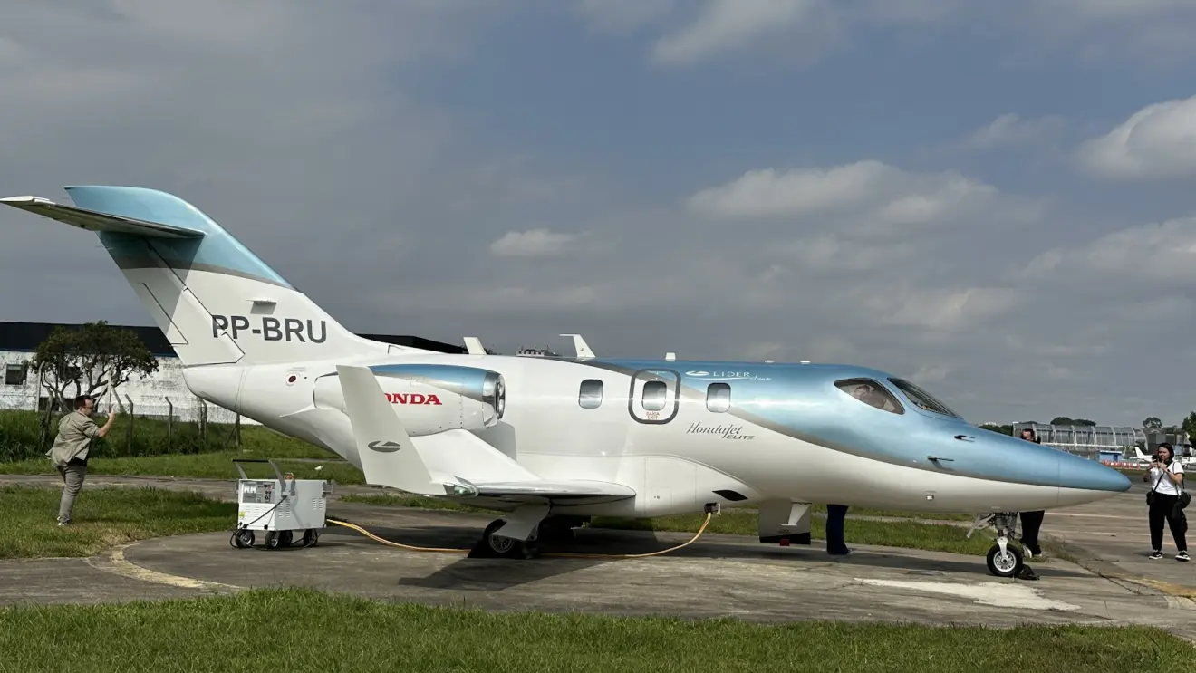 Honda Jet branco e azul parado de lateral