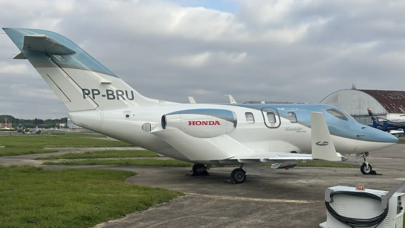 Honda Jet branco e azul parado de traseira