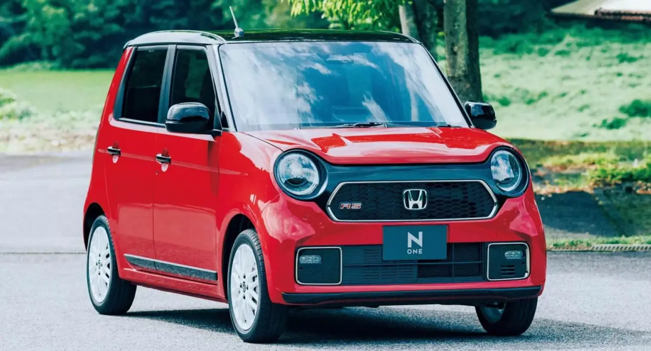 Honda N-One RS vermelho parado de frente tem uma característica de Civic Type R