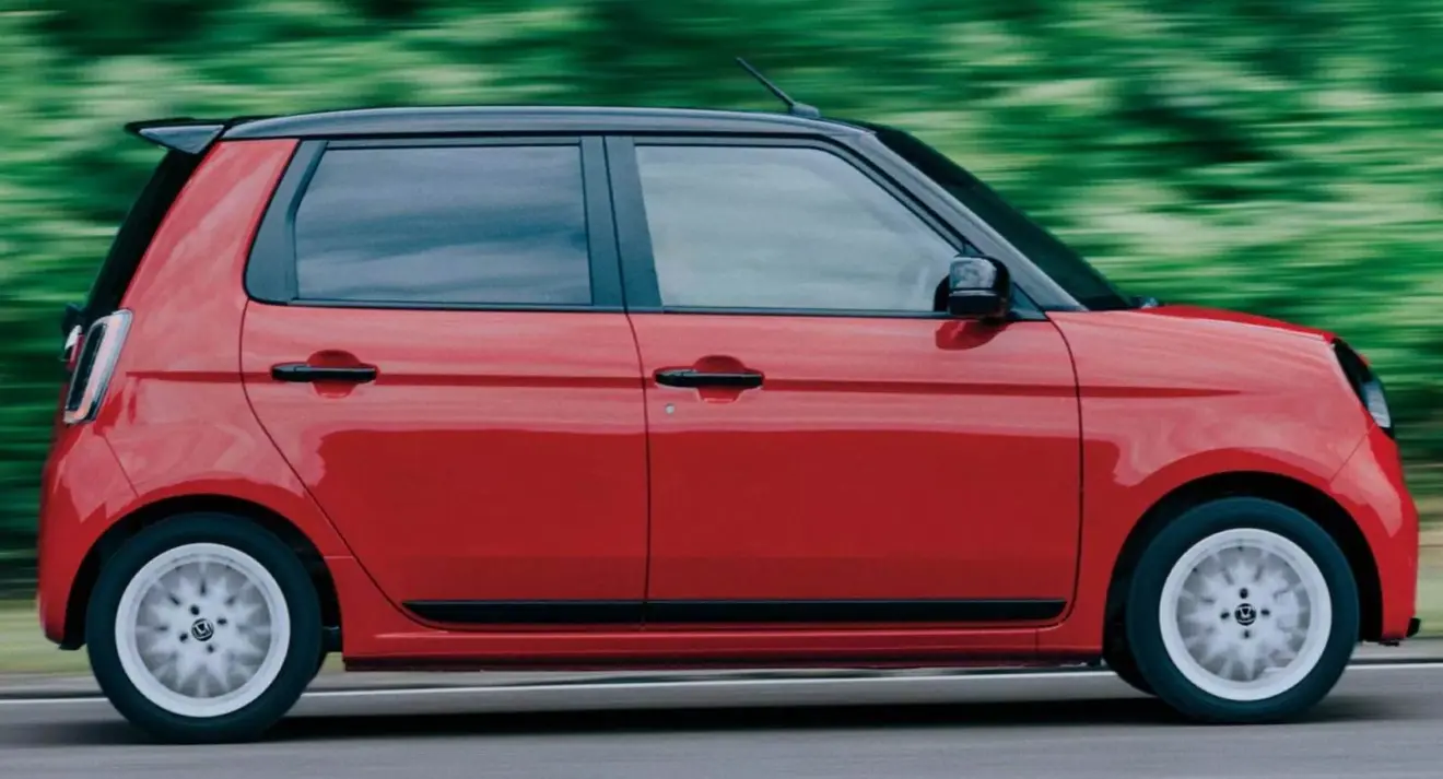 Honda N-One RS vermelho em movimento de lateral tem uma característica de Civic Type R