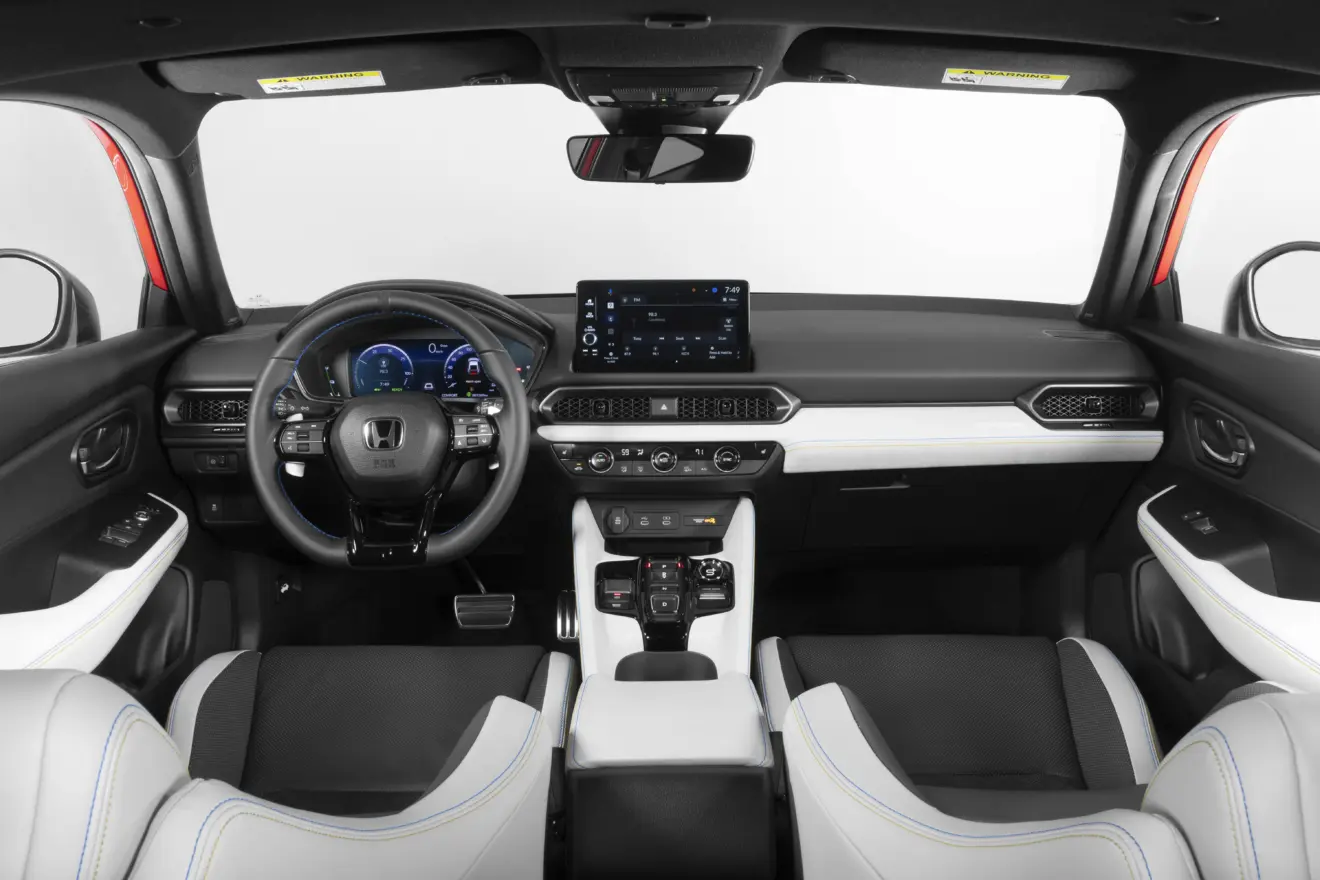 Interior com telas ligadas do Honda Prelude