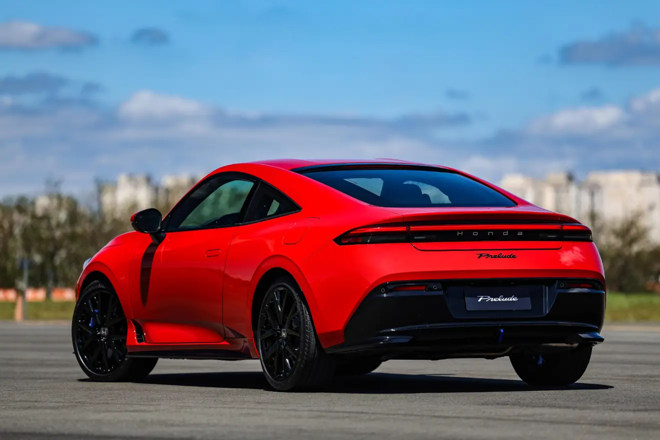 Honda Prelude vermelho visto de trás