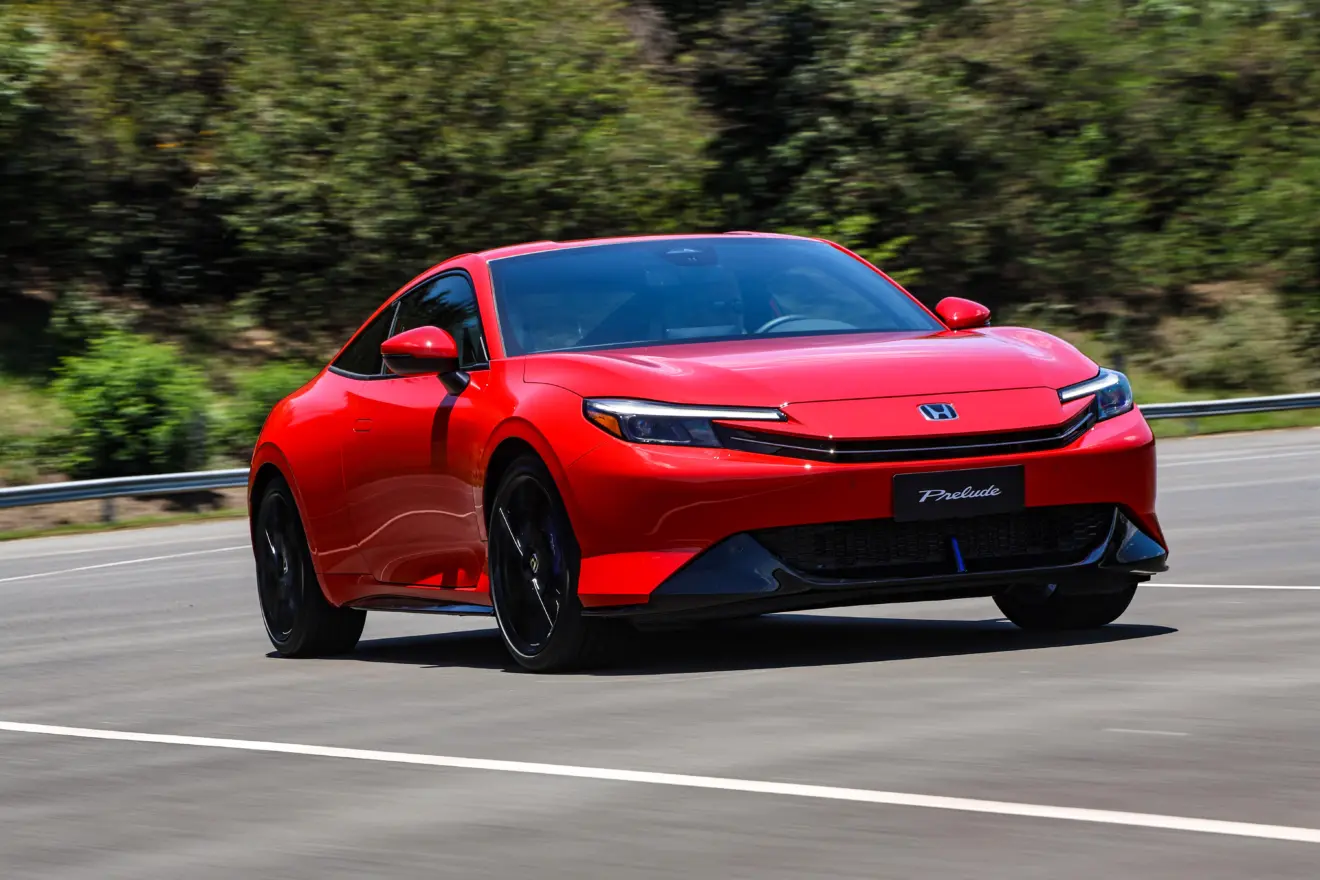 Honda Prelude vermelho visto de frente