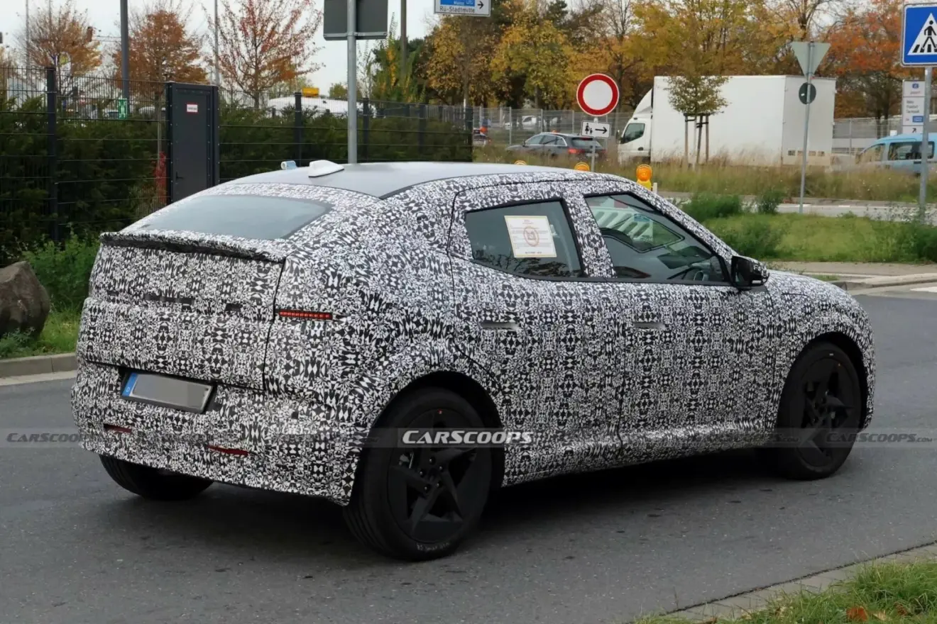 Hyundai Ioniq 3 visto de trás com lanternas acesas e camuflado