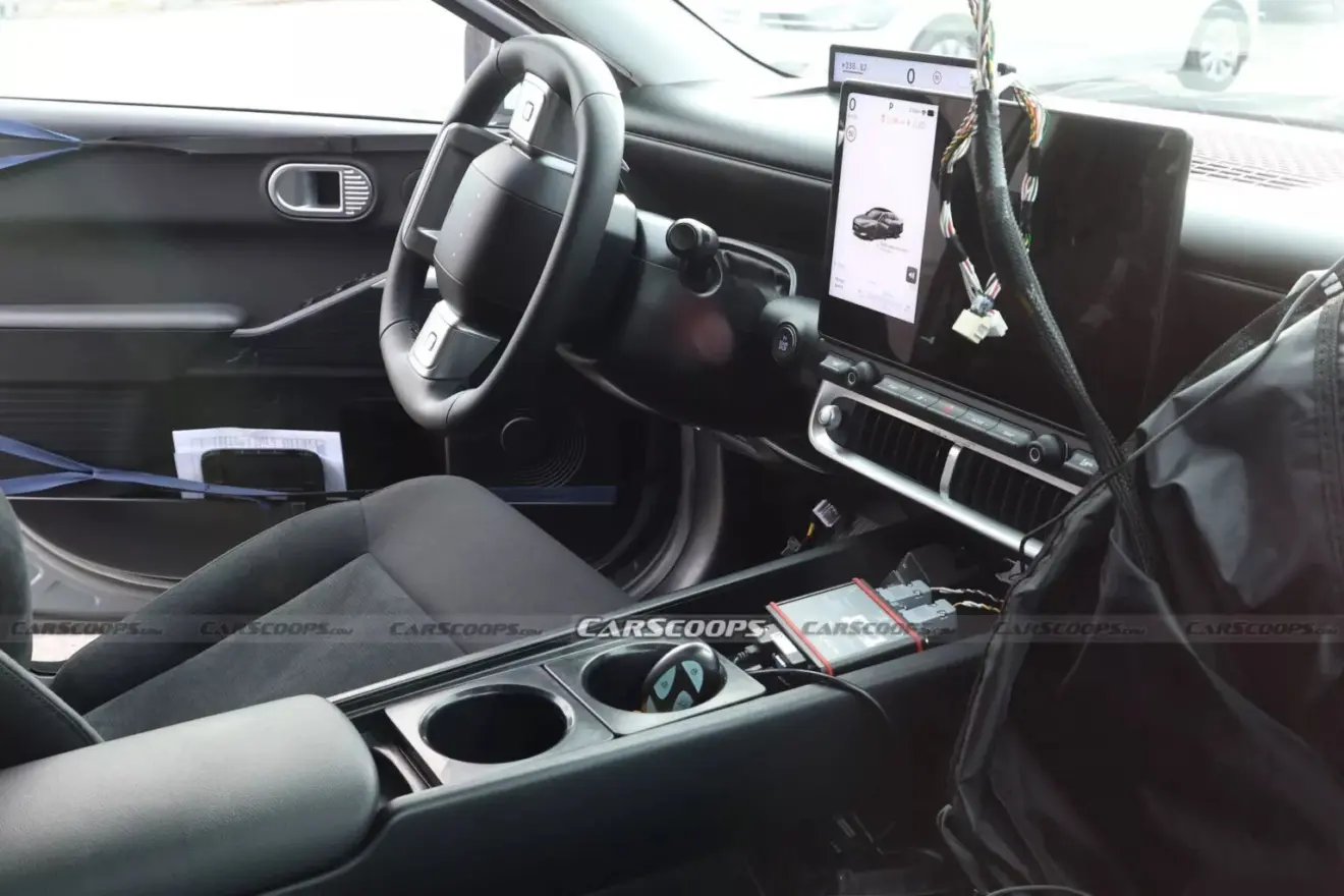 Interior do Hyundai Ioniq 3 com telas ligadas