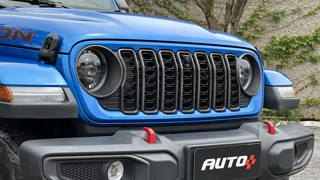 Detalhe da dianteira do Jeep Gladiator Rubicon