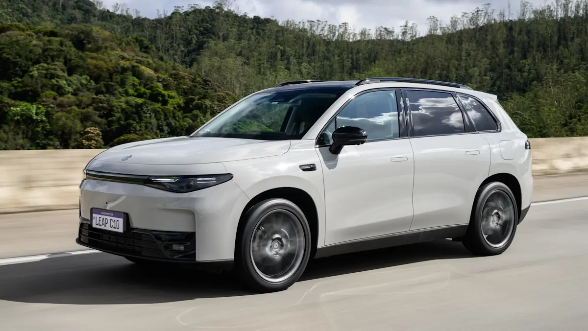 Leapmotor C10 branco em movimento na estrada 