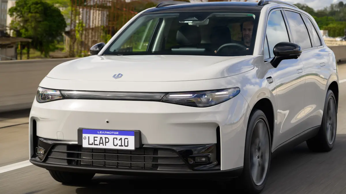 Leapmotor C10 REEV branco de frente