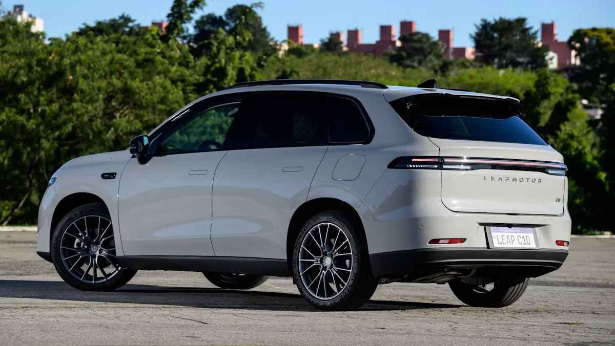 Leapmotor C10 cinza parado de traseira com árvores ao fundo 