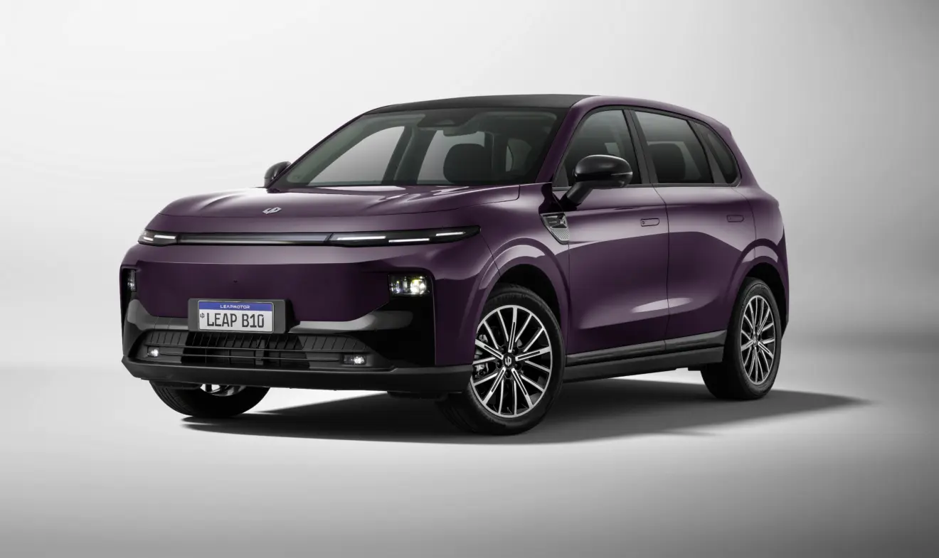 Leapmotor B10 roxo de dianteira em um fundo cinza