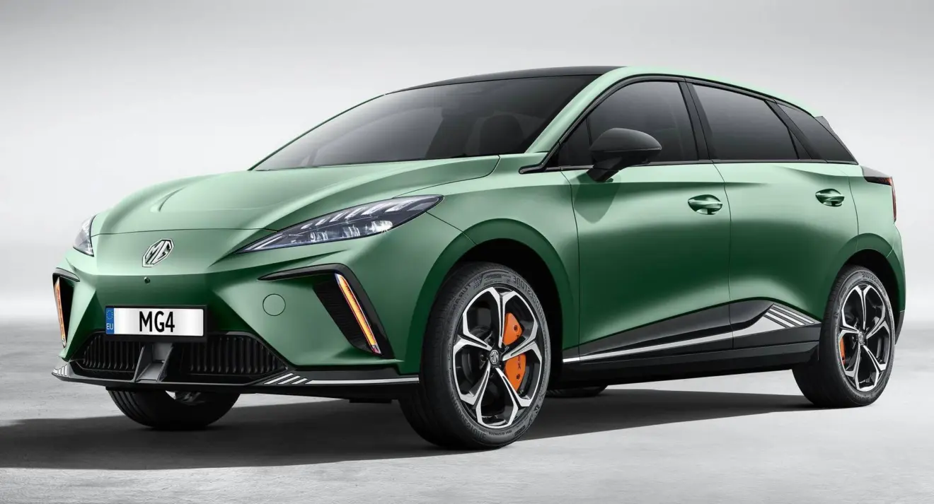 MG 4 verde parado de frente com fundo neutro