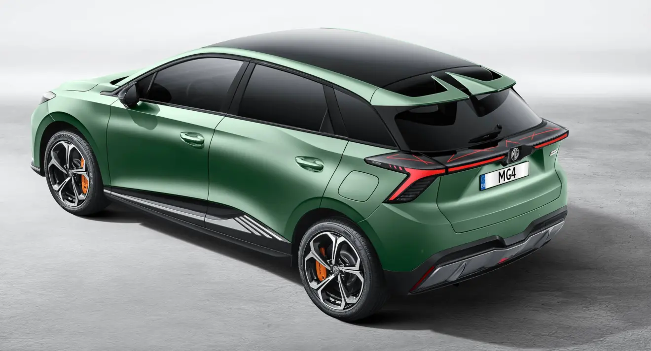 MG 4 verde parado de traseira com fundo neutro