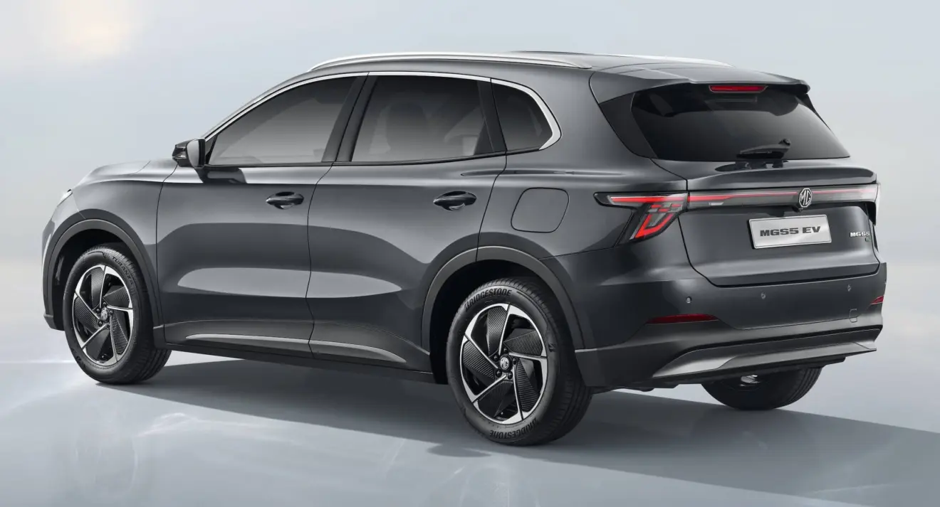 MG S5 cinza parado de traseira com fundo neutro