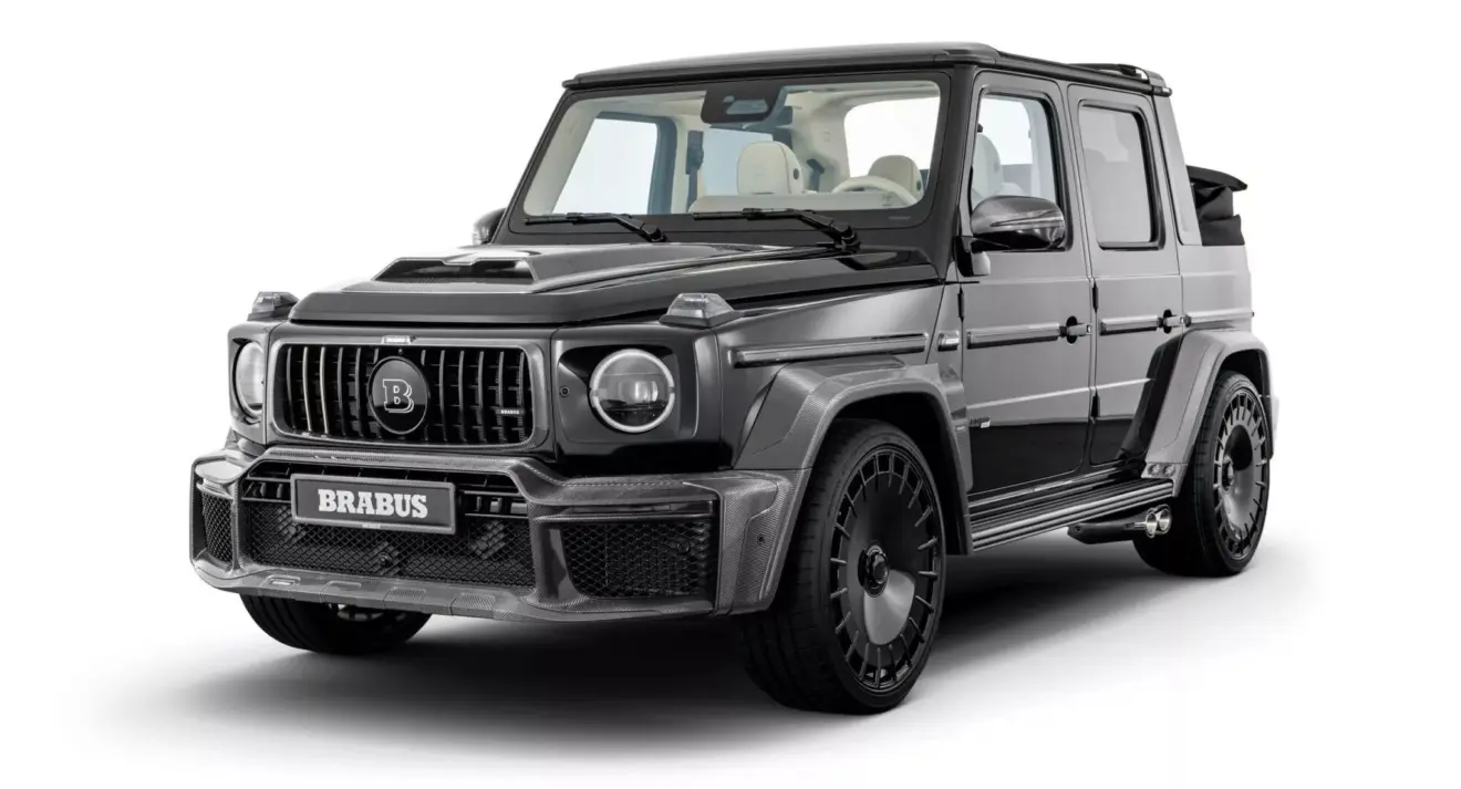 Mercedes-AMG XL 800 Cabrio preto parado de frente com fundo branco