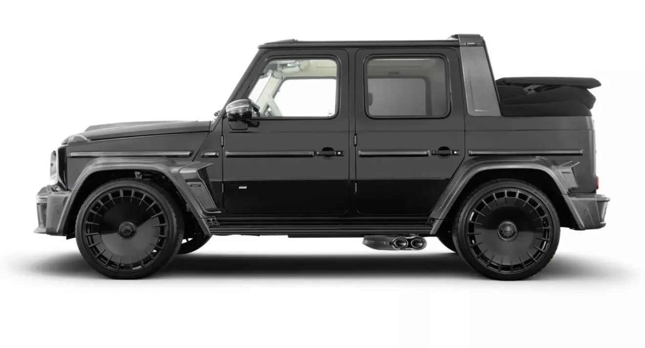 Mercedes-AMG XL 800 Cabrio preto parado de lateral com a capota abaixada 