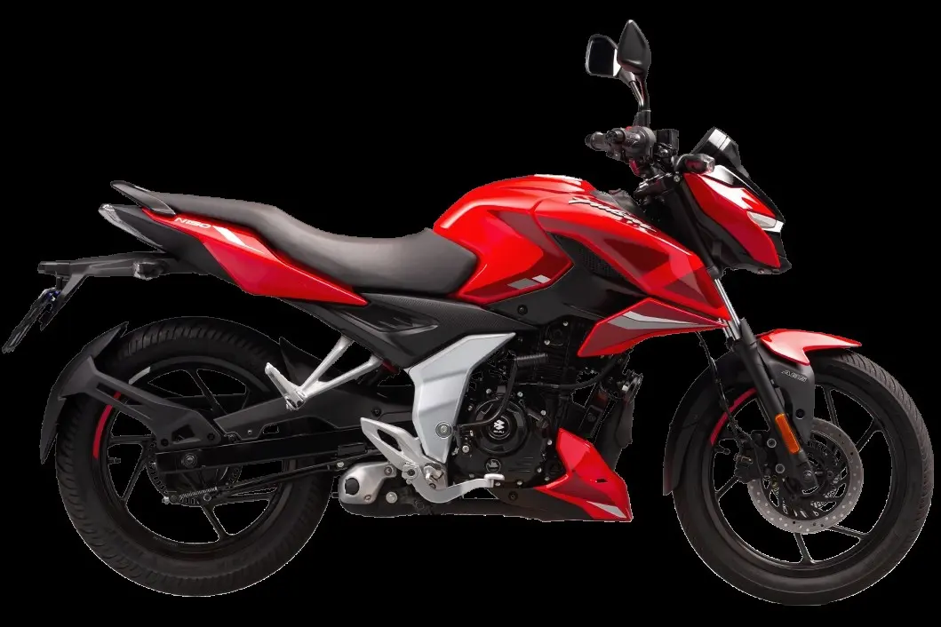 Bajaj Pulsar N150 vermelha parada de lateral com fundo preto