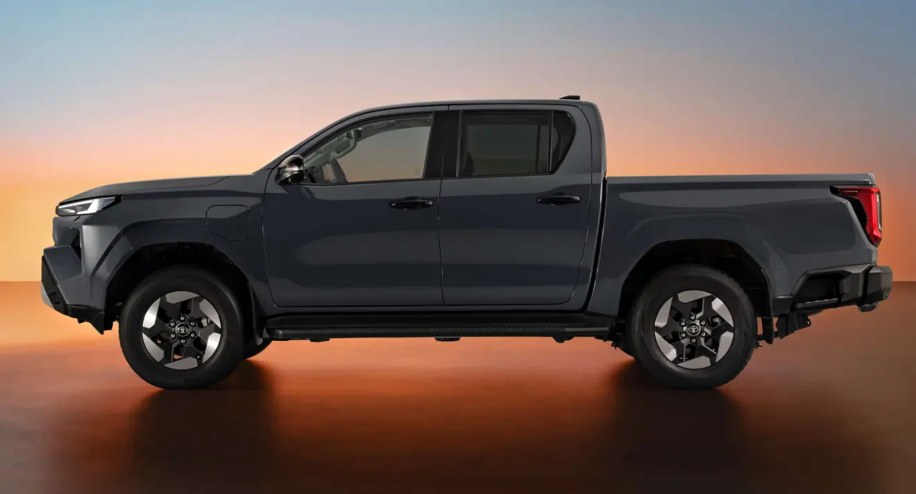 Nova caminhonete Toyota Hilux parada de traseira