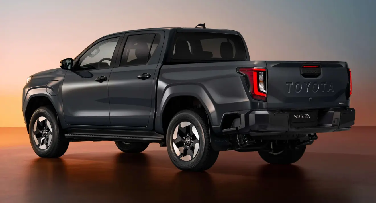 Nova Toyota Hilux parada de traseira