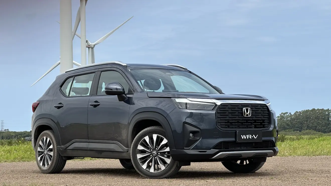 Novo Honda WR-V EXL parado de frente no parque eólico da Honda