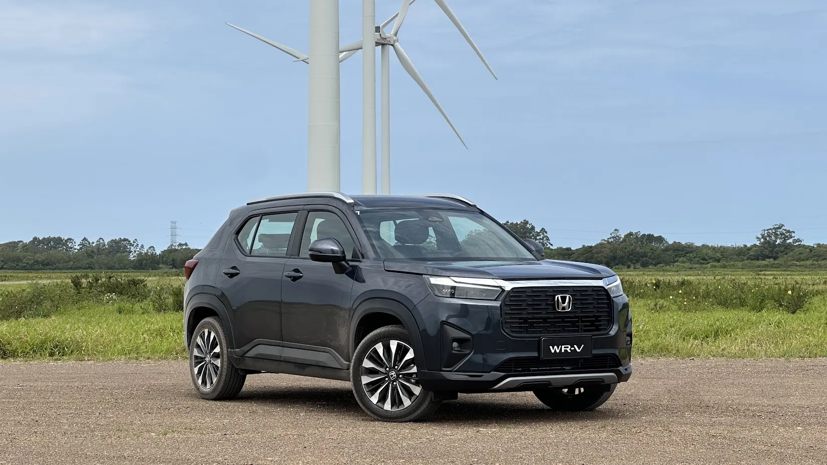 Novo Honda WR-V EXL parado de frente no parque eólico da Honda