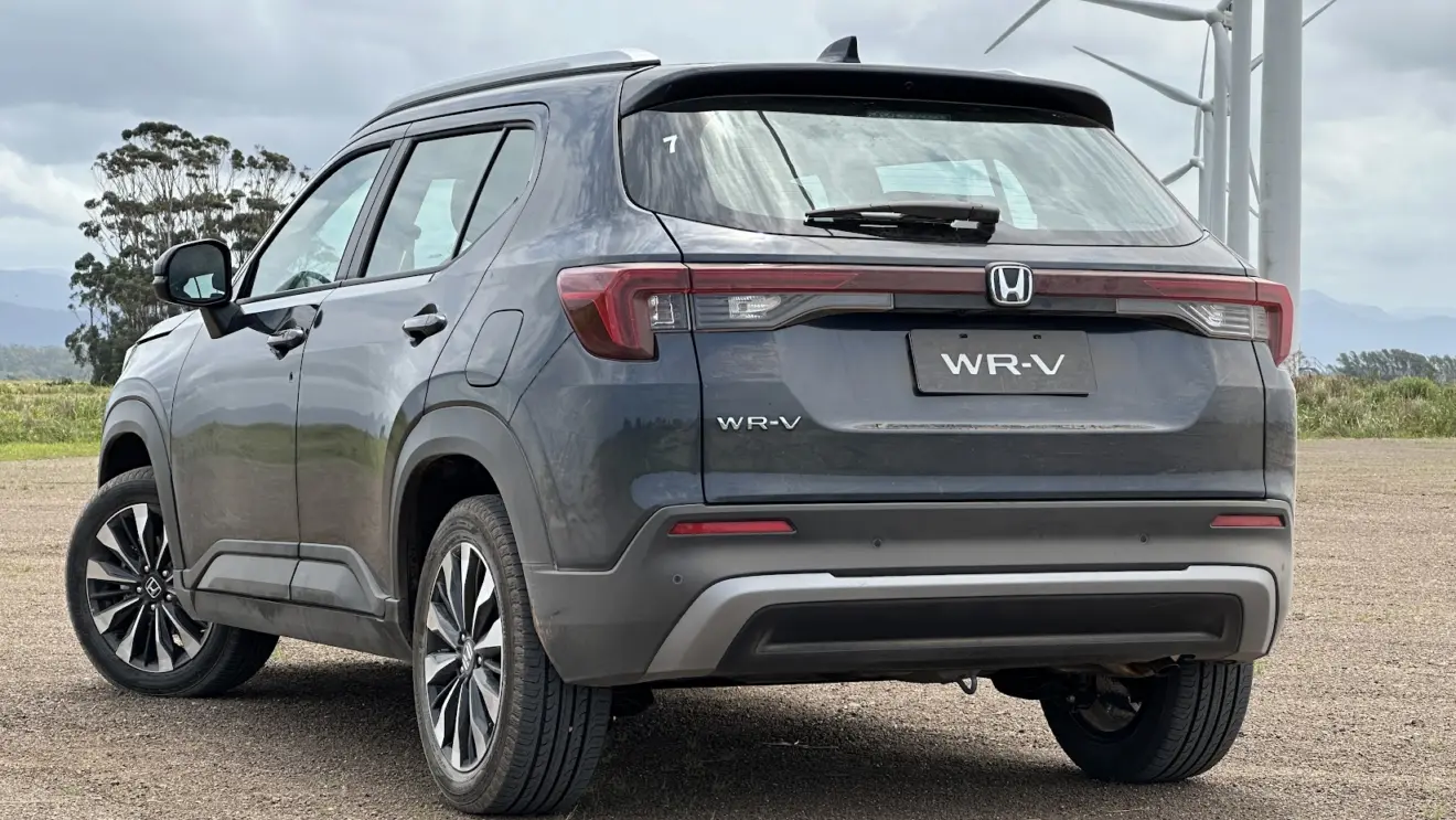 Novo Honda WR-V EXL parado de traseira no parque eólico da Honda
