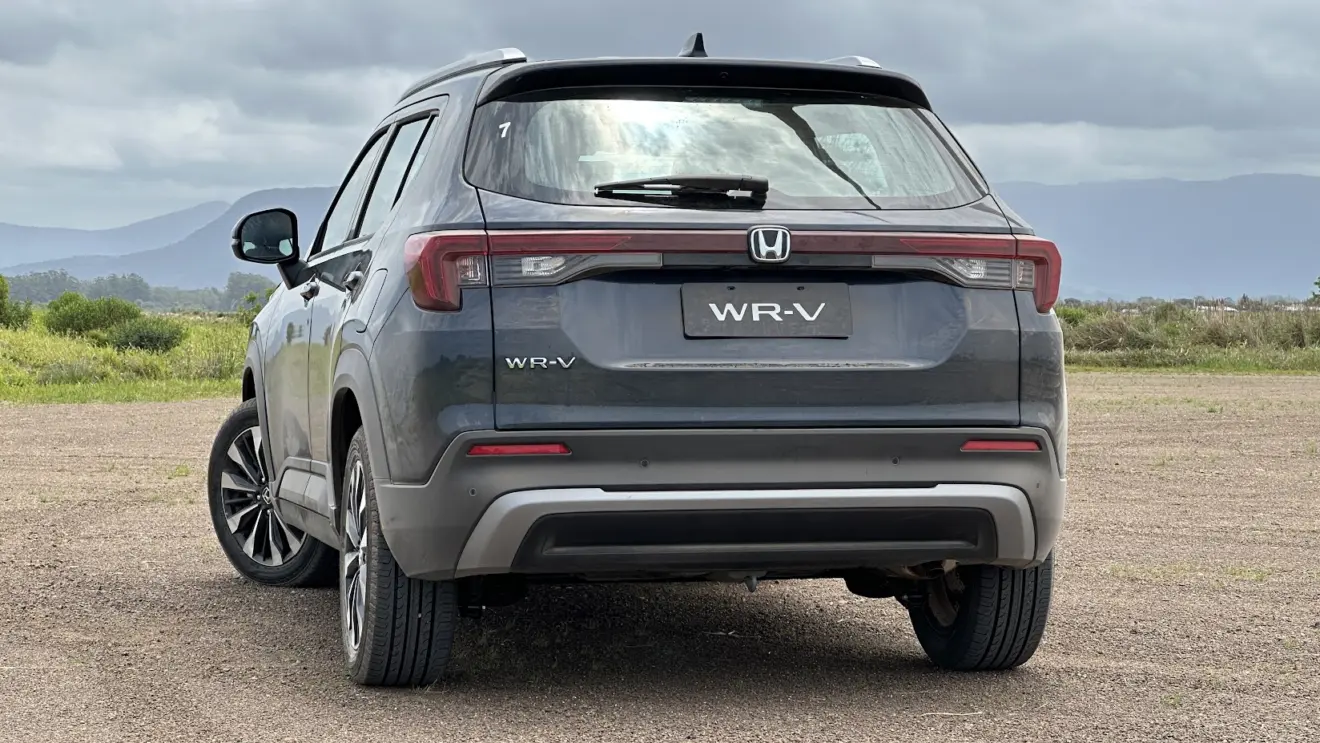 Novo Honda WR-V EXL parado de traseira no parque eólico da Honda