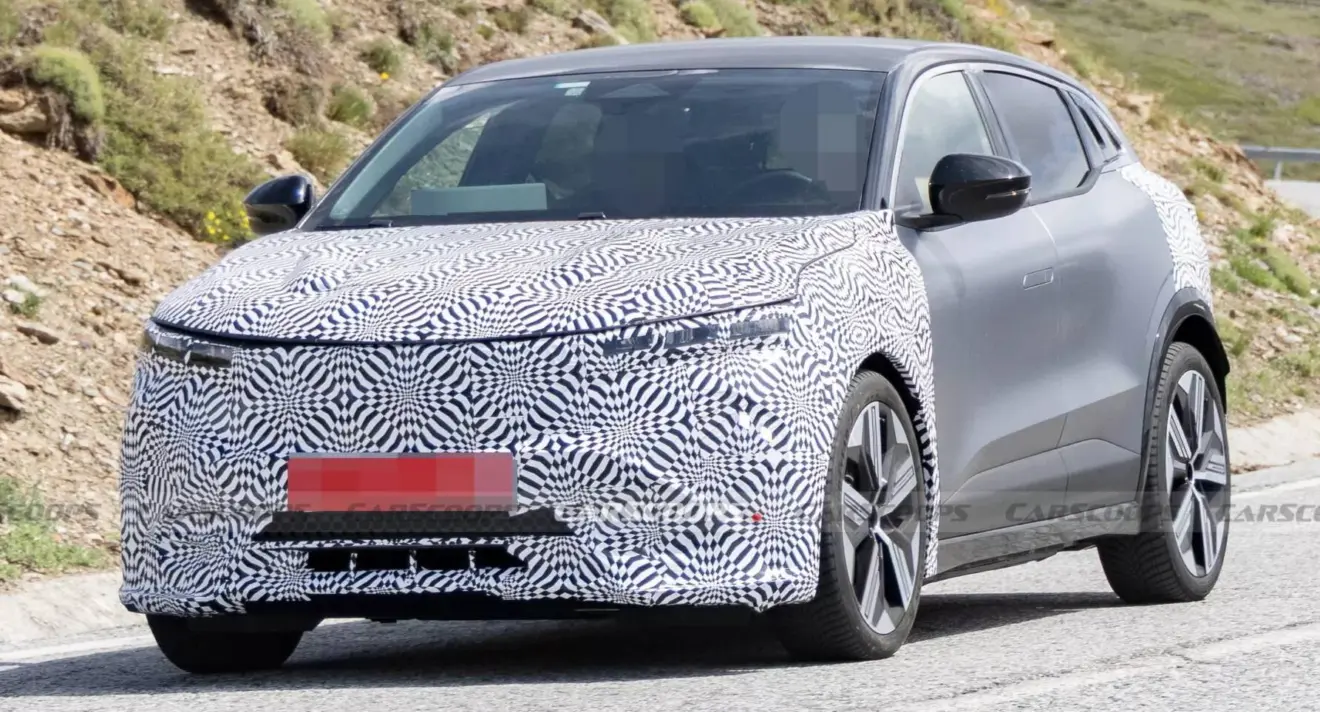 Novo Renault Megane camuflado visto de frente