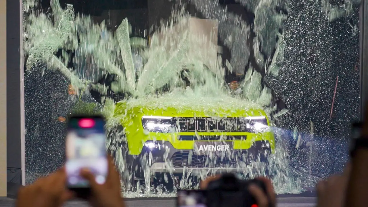 Jeep Avenger quebrando vidro no Salão do Automóvel