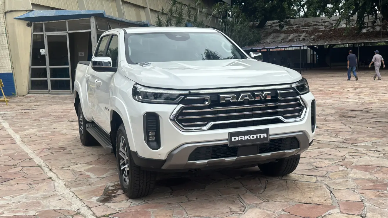 Ram Dakota Laramie branca parada de frente
