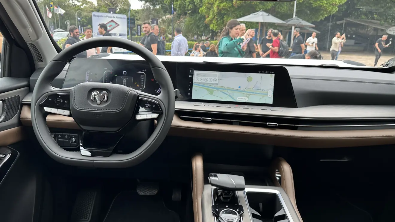 Interior da caminhonete Ram Dakota Laramie