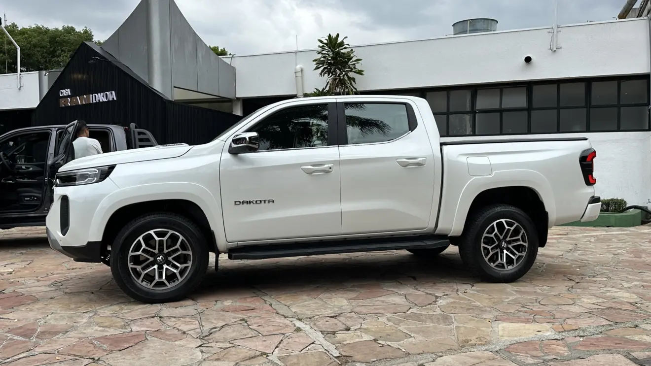 Caminhonete Ram Dakota Laramie branca parada de lado [Auto+ / Rafael Pocci Dea]