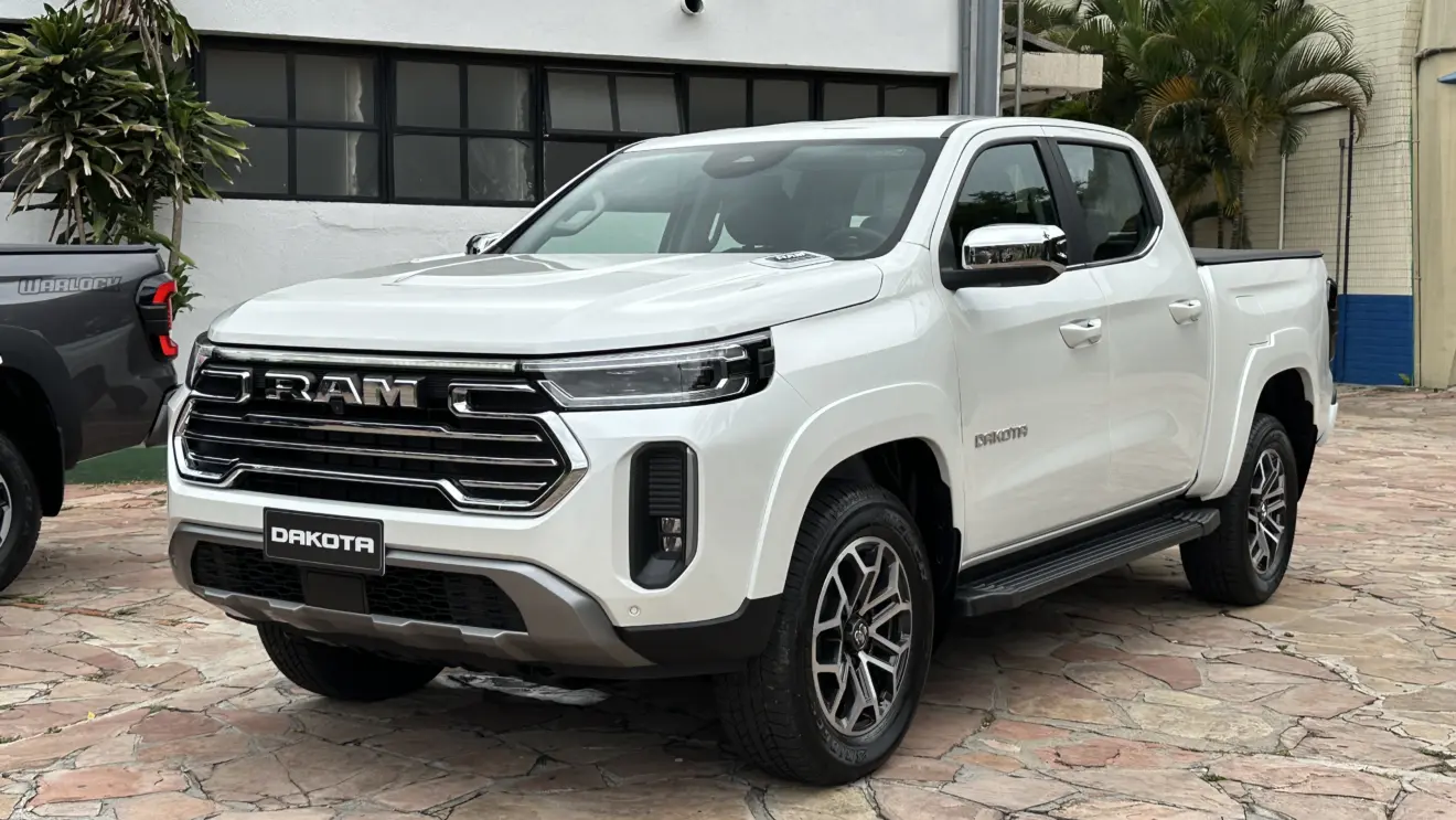 Ram Dakota Laramie branca dianteira