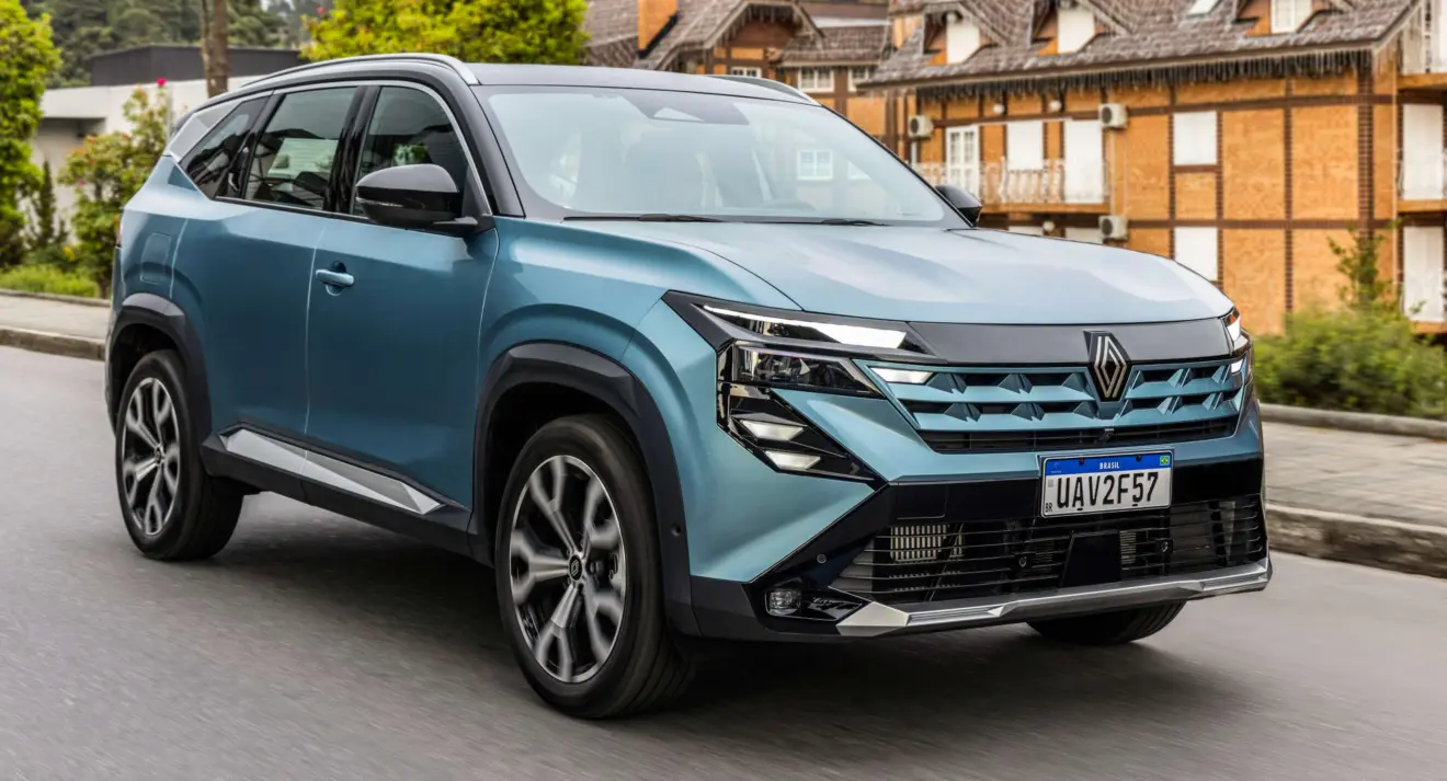 Renault Boreal azul em movimento de dianteira