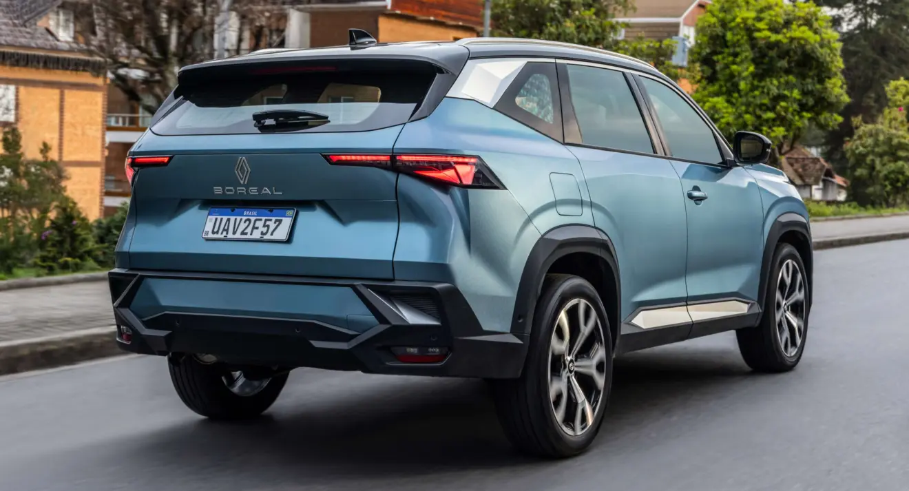 Renault Boreal azul em movimento de traseira