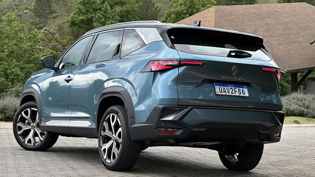 Renault Boreal Iconic azul parado de traseira com árvores ao fundo