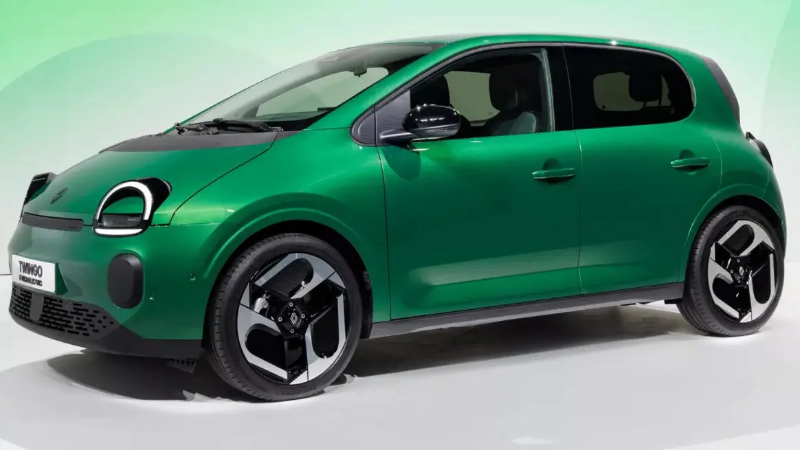 Renault Twing e-Tech verde visto de lado e com faróis acesos