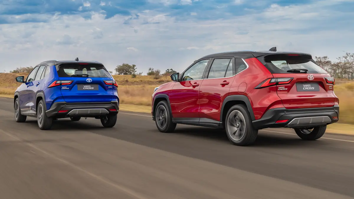 Toyota Yaris Cross vermelho e azul de traseira