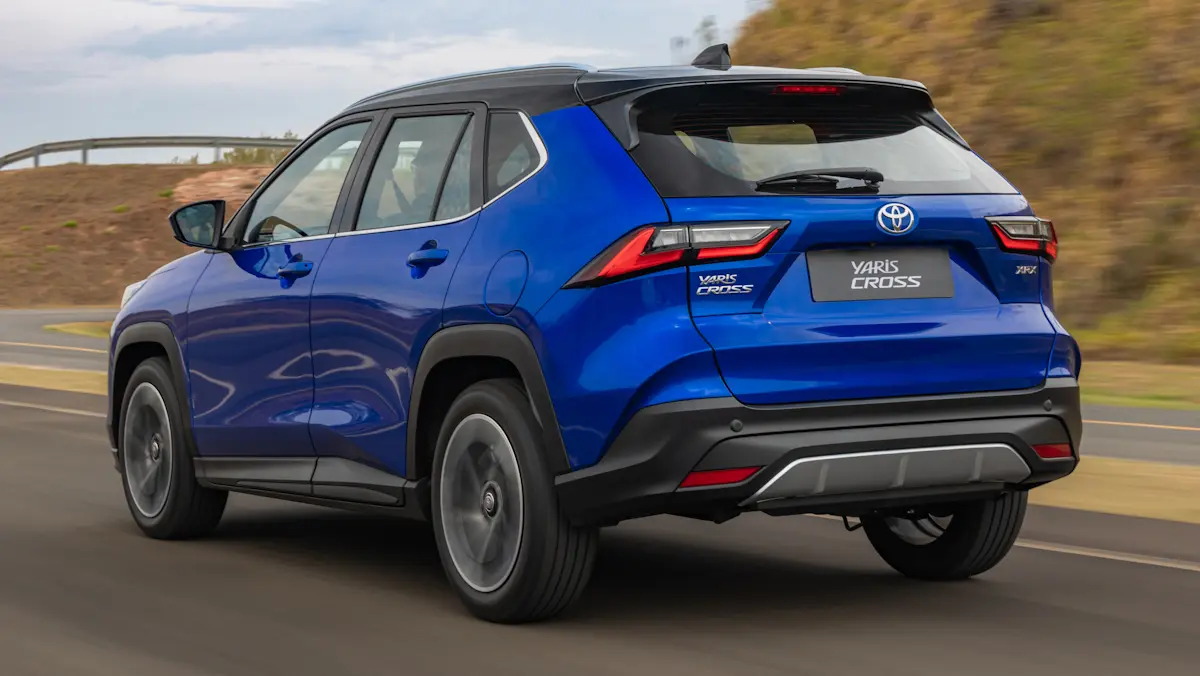 Toyota Yaris Cross azul em movimento de traseira na estrada