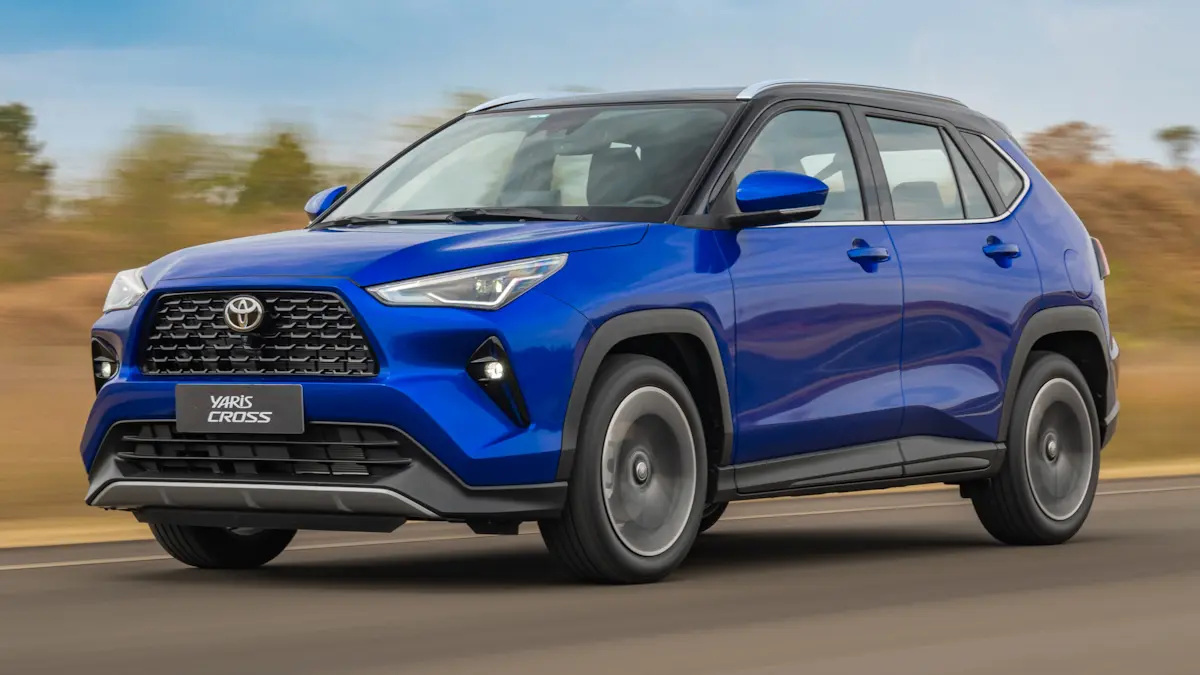 Toyota Yaris Cross azul em movimento de dianteira na estrada