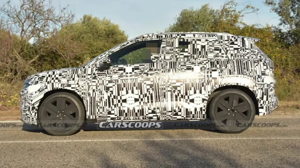 Volkswagen ID. Cross camuflado visto de lado