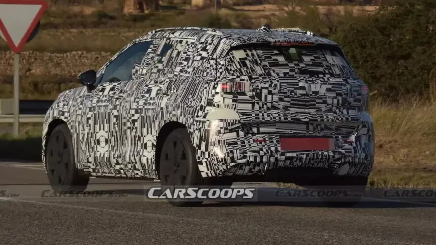 Volkswagen ID. Cross camuflado visto de trás