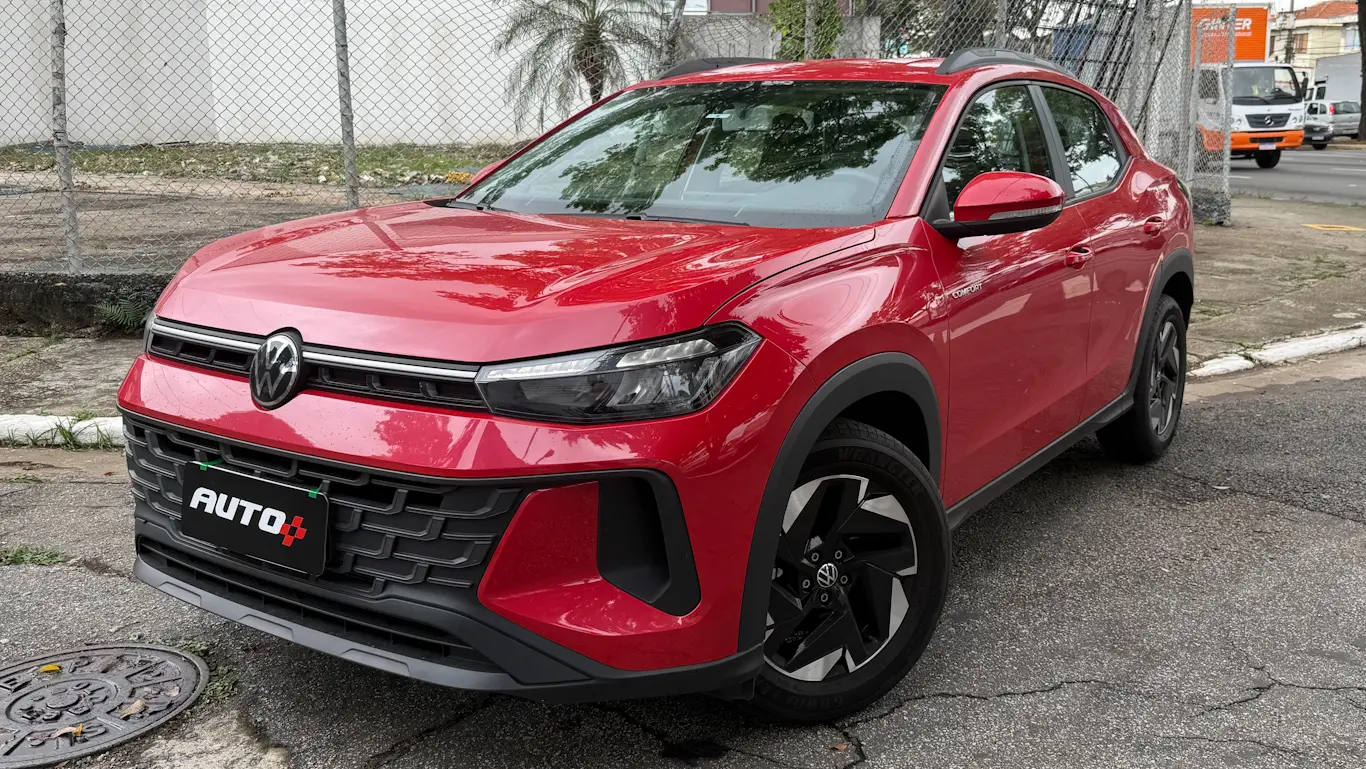 Volkswagen Tera Comfort vermelho visto lateralmente